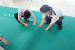 同样是防静电卷材地胶，PVC与橡胶材质的铺设方式为何不同？